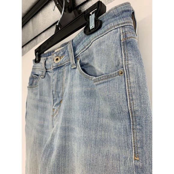 Womens Capri Levi's Jeans Light Wash Size 6 Cuffed Stretch 1012 Crop Denim Short - Picture 3 of 10